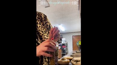 Plugged Housewife