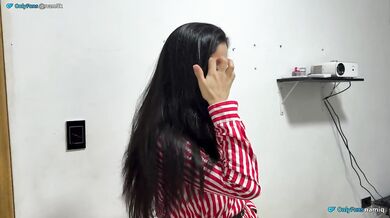 Latina cachonda se viene a cochorros y le doy mi semen en la boca.