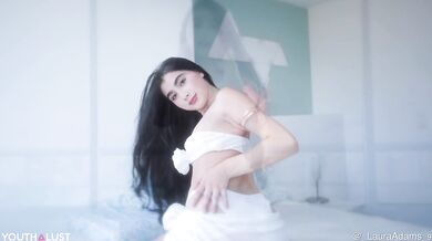 Beautiful amateur Laura first sex on cam