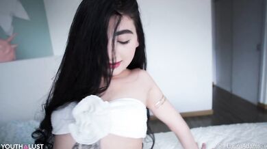 Beautiful amateur Laura first sex on cam