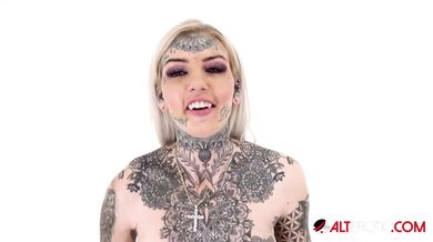 Tattooed hottie Amber Luke rides a tremor