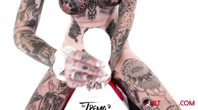 Tattooed hottie Amber Luke rides a tremor