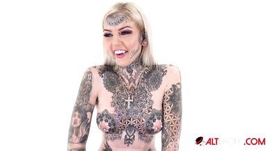 Tattooed hottie Amber Luke rides a tremor