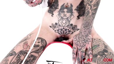 Tattooed hottie Amber Luke rides a tremor