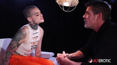 Tattooed prisoner Titi Ramone fucks the detective