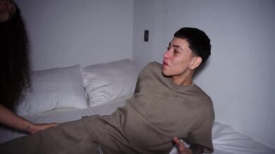 Mi compañero aprovecha que estoy sola en mi habitacion y deja todo su CUM EN MI BOCA!