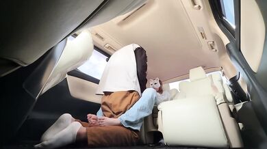 A perverted married woman who pulls a blowjob in the car