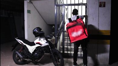 Delivery man has sex with beautiful girl because he didn't have money to pay