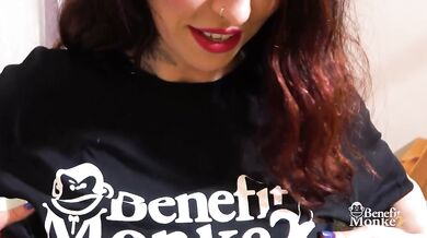 OCCHI VERDI E FIGA PELOSA! ME LO SUCCHIA E LA TOCCO IN UN VIDEO CASALINGO SPORCO! | Benefit Monkey
