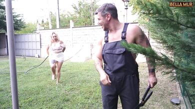 A daring gardener pesters the daughters of the house owner. NIMF