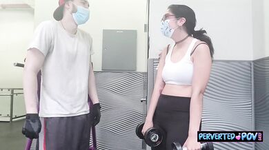 Onlyfans model gets content from guy at the gym