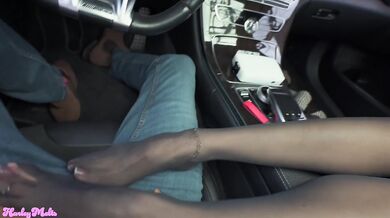 my tinder date gave me a footjob and let me give her a creampie