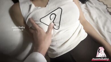 你的美乳小女友穿上开档黑丝被插入了
