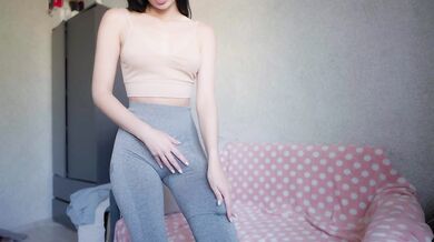 Futa Girl Jerk Off Huge Dick and Cum In Condom!