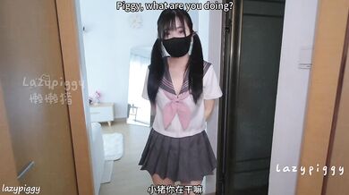 My sister is asleep, and I'm having sex with her boyfriend in front of her.| 姐姐睡着了，在她面前和姐姐男朋友做爱