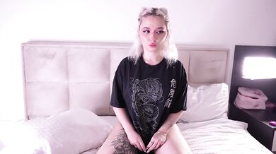 My step-sister was dumped by her boyfriend during ovulation, and as her step-brother, I helped her out with sex