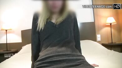 19 years old Vicky does her first porn casting