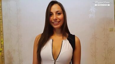 The tall girl with a gorgeous body is Carla Crouz