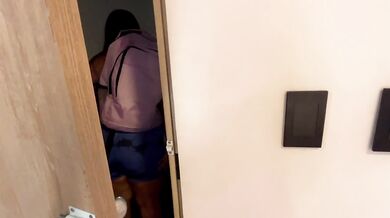 Vecina Melody sudada del gym espera asu marido en mi casa mientras me chupa la verga