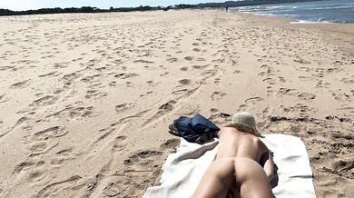 EXHIBITIONIST GIRL MASTURBATES HER PUSSY ON A NUDIST BEACH, STRANGER FILMS IT ON HIS PHONE