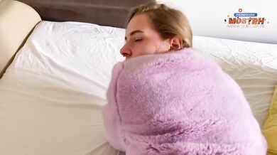 Hot bitch in purple fur coat likes cum on her pretty face