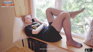 Fucking my stepsister while she talks to her boyfriend / Dolly Rud