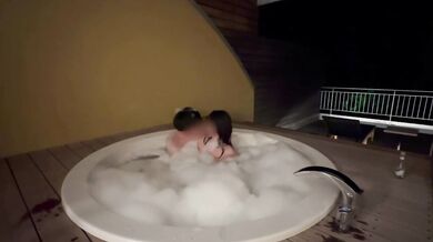 【個人撮影】温泉旅行夜の露天風呂のバブルバスでまったり気付くとイチャイチャしていた素人カップルの日常動画／Japanese amateur hentai ／日本人／パイパン／色白／美少女