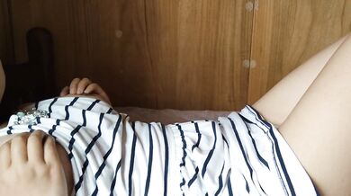 A Japanese woman who masturbates her nipples while shaking her hips.