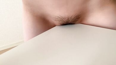 [Thin mosaic] If you masturbate at the corner of the desk, heat up and squirt [Japanese]