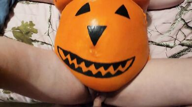 Sexy pregnant pumpkin squirting on big cock