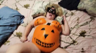 Sexy pregnant pumpkin squirting on big cock