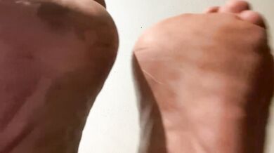 Feet soles wrinkles ebony toes