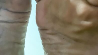 Feet soles wrinkles ebony toes