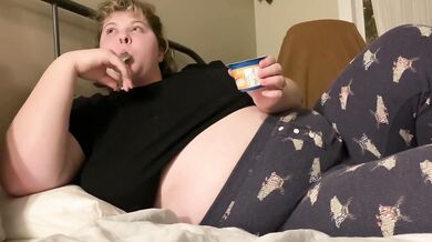 ALICE EATS: BBW CRAVES HER BOYFRIEND AND VORES HIM