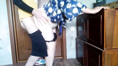 Gives a pizza delivery guy a handjob instead of a tip