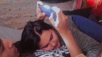 Mi best friend wants to give me a blowjob while I play free fire on my cell phone