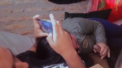 Mi best friend wants to give me a blowjob while I play free fire on my cell phone
