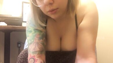I Got So Stoned At Work That I Had To Masturbate In My Office