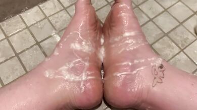 Sugar Dandy Cleaning and Softening my Dirty Feet