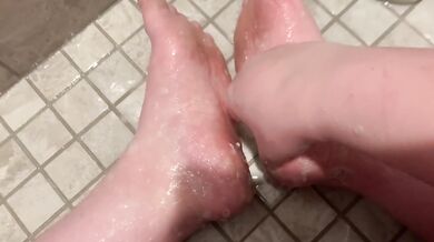 Sugar Dandy Cleaning and Softening my Dirty Feet