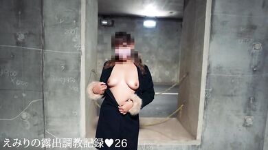 Emiri naked exposed in the tunnel, show off the naked body to the car