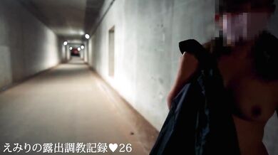 Emiri naked exposed in the tunnel, show off the naked body to the car