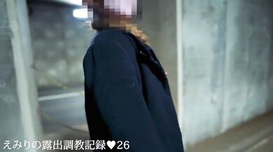 Emiri naked exposed in the tunnel, show off the naked body to the car