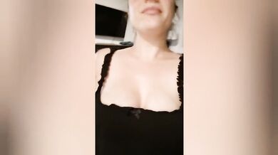 Pregnant slut Mia Gianna fucks the pizza delivery guy - Full vid on OnlyFans