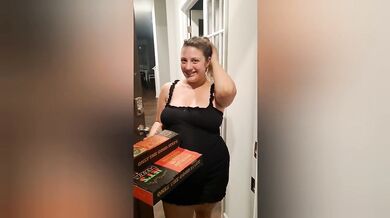 Pregnant slut Mia Gianna fucks the pizza delivery guy - Full vid on OnlyFans
