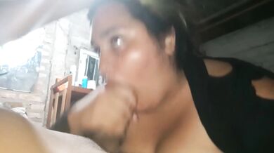 Mi novia me la chupa y me masturba con sus tetas enormes
