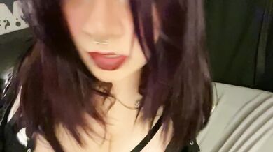 BBW Woman Has Fun Shaking Her Ass For Fans (latex edition) KALLIELONEWOLF