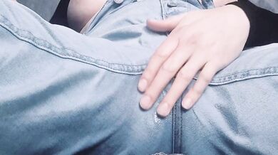 Bbw wetting and masturbating til orgasm in piss soaked jeans after long hold