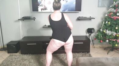 Busty girl twerking her fat ass with tits out | smoking cigarette