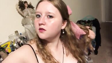 18-year-old Virgin Masturbates With Vibrator